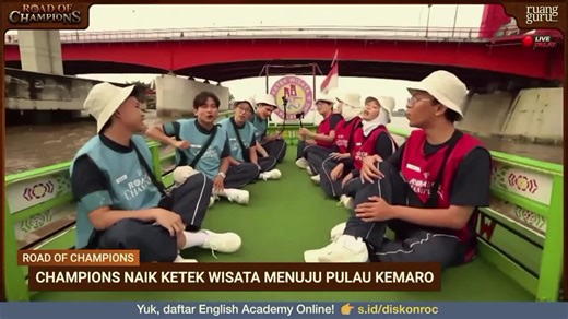 Kegiatan Seru Nares dan Nicholas di Rainbow Slide