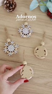 Adornos para el árbol 🌲 ☃️ Adornos para el árbol Hoy os comparto esta idea sencilla para hacer adornos caseros para el árbol. Material: - Aros de madera - Árboles de madera -Copos de nieve de madera - Pistola de cola - Cuerda - Bolas de madera #diynavidad #decoracionnavideña #decoraciónnavidad #adornosnavideños #adornos #adornosnavidad #diychristmas #diychristmasdecor #decoraciónnavideña | Yohana Polo