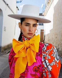 Martin Parr — The Language of Colours Martin Parr (1952-2025) was a renowned English documentary photographer known for his vibrant and satirical images that captured everyday British life. He passed away on December 6, 2025, leaving behind a significant legacy in the field of photography. @martinparrstudio @martinparrfdn @magnumphotos #martinparr #colours #streetphotography #simpleisbeautifulphotography | Simple is Beautiful Photography