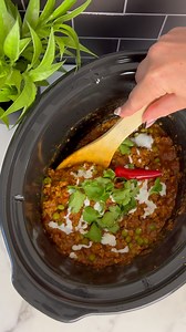 Recipe in caption ⬇️ Slow Cooker Lamb Keema Curry Nutrition ⬇️ Per serving of curry, rice & Popadoms Calories - 559, Fat - 14.3g, S/Fat - 5.4g, Carbs - 68.3g, Sugar - 9.6g Protein- 43.5g Ingredients ⬇️ Serves 4 500g 10% Fat Lamb Mince 1x Onions 4x Garlic Cloves 1 Inch Fresh Ginger Root 2x Red Chilli Peppers Handful, Coriander Leaves, Fresh 400g Chopped Tomatoes 1x Tbsp Tomato Puree 100ml Chicken Stock 2x Tsp Cumin, Ground 2x Tsp Turmeric, Ground 2x Tsp Curry Powder 1x Tsp Paprika 1x Tsp Coriande
