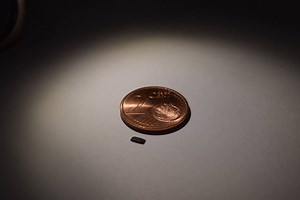 Dieser Mini-Roboter ist fünfmal kleiner als ein Zwei-Cent-Stück: Er soll irgendwann durch den Menschen kriechen, rollen, schwimmen und springen - und die invasive Medizin revolutionieren. | Süddeutsche Zeitung