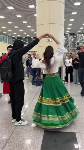 ለዮርዳኖስ ብሔራዊ እግር ኳስ ቡድን የተደረገለት ልዩ አቀባበል የእግር ኳስ ቡድኑ ልዑካን ሞስኮ ሼረሜትዬቮ ዓለም አቀፍ አውሮፕላን ማረፊያ ሲደርሱ በሀገረሰብ ጭፈራ በታጀበ የባሕል ትርዒት የተደረገላቸው አቀባበል በማኅበራዊ ሚዲያዎች መነጋገሪያ ሆኗል፡፡ የዮርዳኖስ ብሔራዊ ቡድን ሐሙስ መስከረም 4 ቀን 2025 ከሩሲያ ብሔራዊ እግር ኳስ ቡድን ጋር የወዳጅነት ጨዋታ እንደሚያደርግ ተዘግቧል፡፡ | addisadmassnews.com