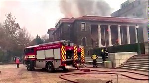 South African emergency workers evacuated students from the University of Cape Town and residential buildings, as a wildfire fanned by strong winds continues to burn out of control along Table Mountain https://reut.rs/3dxWXfk | Reuters