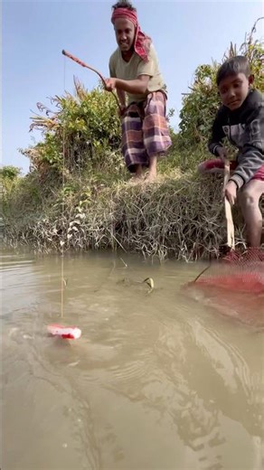 Unbelievable Fight with a Giant Fish on Hook#fishfight #bigfish #fishingadventure #fishhunter#shorts