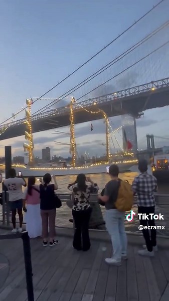Tragedia del Buque Cuauhtémoc en el Puente de Brooklyn El Buque Cuauhtémoc choca con el Puente de Brooklyn: 2 muertos, 22 heridos. El remolcador no actuó. Testimonios revelan el caos. #buqueescuelacuauhtémoc #brooklyn #velerocuauhtémoc Título del video: Tragedia del Buque Escuela Cuauhtémoc en el Puente de Brooklyn El 17 de mayo de 2025, el emblemático Buque Escuela Cuauhtémoc, orgullo de la Armada de México, sufrió un devastador accidente al colisionar con el Puente de Brooklyn en Nueva York du