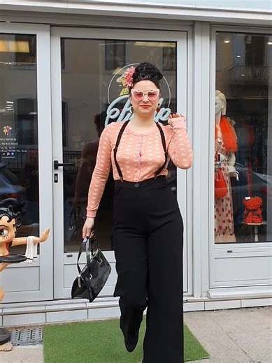 Être féminine, c'est une question d'attitude ! Regardez moi cette beauté ! Une tenue tout en subtilité avec ce gilet orné de cœurs pour la Saint Valentin ❤️ Modèle @❀ Luize Von Fernandez ❀ Pour nous suivre et commander ⤵️ https://linktr.ee/pinupetmoi #valentinesday #pinup #rockabilly #retro #vintage