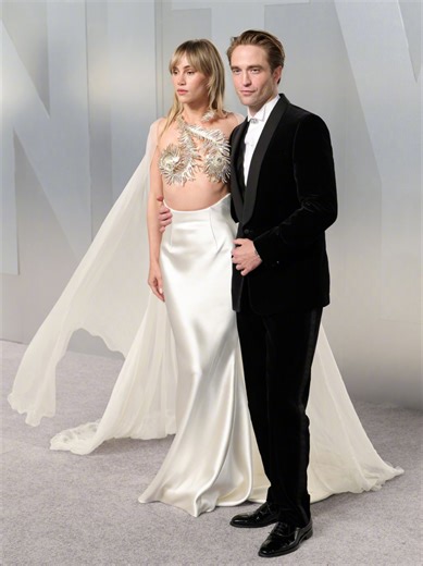 罗伯特·帕丁森和苏琪·沃特豪斯亮相名利场奥斯卡派对_腾讯新闻
