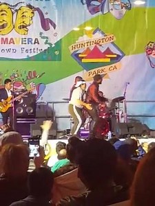 El compa negro bailando con uno de sus fanaticas #Telemundo #HuntingtonPark #SiempreHumilde | El compa negro