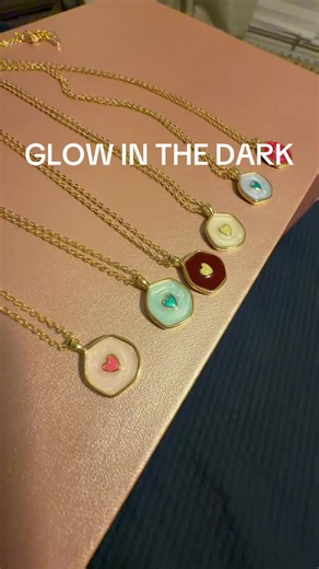 Say what?! Perfect for Valentine’s Day! Such a sweet necklace! #glowinthedark #affordablejewelry #heartnecklace #valentinesday #necklace