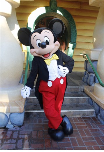 In two weeks, this guy becomes my boss for real 🥹 #mickeymouse #minniesapprentice #healingmyinnerchild #disneymagic #disneycollegeprogram