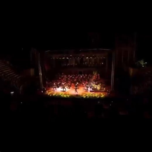 Devin Townsend Live 🤘🎸 #devintownsend #liveshow #orchestra #symphonicmetal #metalhead #progmetal #progressivemetal #industrialmetal #ambient #vocalist #scream #guitar #guitarist #guitarplayer #performance #concert #canada #canadian #metalmusic #guitarriff #guitarchords #guitarsolo | guitaristes.officiel