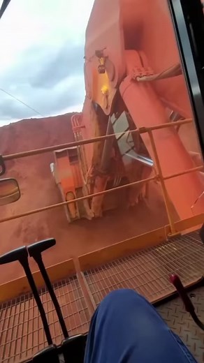 Hitachi EX 8000 shovel loading euclid #alatberat #excavators #mining #coalmining #operadore #hitachi #digger #bigdigger | Alat Berat