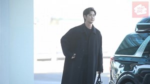 2025.01.17 Kim Soo Hyun arrived Incheon airport goto Milan for 「Prada FW25 UOMO Fashion Show」on 19 Jan (Sun) !🎊🎊🎊 #Prada #PradaFW25 #PradaFW25KimSooHyun Cr: StarPlus https://youtu.be/xUxcYOXP74I?si=wVab2SOLze6olEWd #넉오프 #KnockOff #조보아 #디즈니플러스 #DisneyPlusKR #KnockOff #DisneyPlus #김수현 #金秀賢 | Soo Hyun Kim