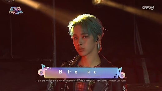 •°•°• Beat-Boxer Uma música enérgica com uma coreografia incrível.Os meninos performaram Beat-Boxer em muitas versões e a que eu mais acho que combina com o Rock in Rio é justamente a Rock ver. do Música Bank 2025