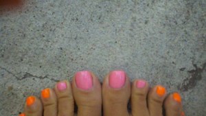 How to Wear Neon on Your Nails