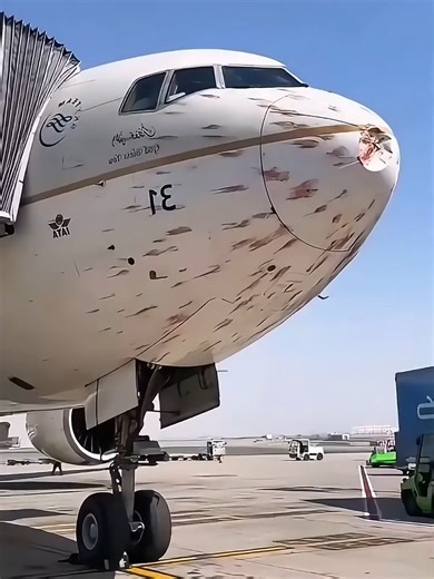 飞机机头的凹痕之谜！ | plane tire exploding