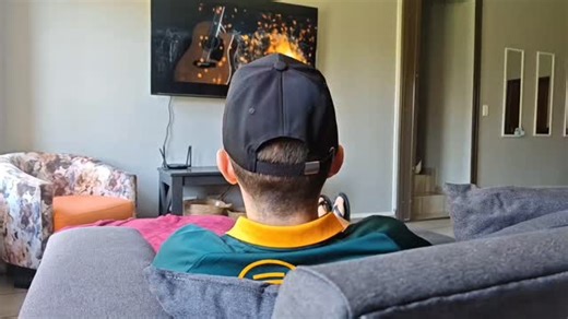 As jy moeg is vir advertensies wat elke liedjie onderbreek… ons verstaan. Daarom is VCR TV hier: 24/7 Afrikaanse musiek, top trefferlyste, country shows, heruitsendings, klassiekers en nuwe episodes – alles GRATIS. Geen kontrakte. Geen subskripsies. Geen drama. Net musiek. Laai die app af, sit terug… en voor jy jou oë uitvee, dans jy ook soos hierdie twee. 💃🕺 👉 Download gratis: https://play.google.com/store/search?q=vcr tv&c=apps | VCR TV In Jou Taal