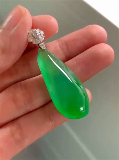 🎥✨ Check out this stunning green melon jade! It's incredibly translucent and glows with a mesmerizing radiance. 🌿🍈 #Jade #GreenMelonJade #CrystalClear #Gemston #JadeLover #Jewelry #NaturalBeauty #宝石 #翡翠