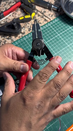 Pinza 8 en 1 para anillos de retención | La caja de herramientas