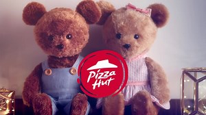 【有Pizza Hut嘅冬日．就有冧芝芝嘅Moment！】 因為思念所以要見面！兩隻熊仔嘅溫馨故事，網上足本版同步播映。 今個冬日，Pizza Hut用「芝」味暖意拉近彼此，3款美食、3種窩心暖意，黃金熔岩批滿載流心芝士岩漿；法式占米多焗釀龍蝦鋪滿紐西蘭巴馬臣芝士；瑞士芝心鍋香醇幼滑，不同「芝」味愈食愈有！ 一齊嚟Pizza Hut試試「芝」味新「花臣」，就係您哋相聚嘅Good Reason！ #PizzaHutHK #冬日冧芝芝 #全新電視廣告足本睇 #黃金熔岩批 #瑞士芝心鍋 #法式占米多焗釀龍蝦 | Pizza Hut Hong Kong & Macao