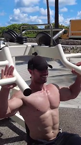 Le TOP des Machines de Miami Muscle Beach ! 🏖️💪 De la machine dos au développé épaules, chaque équipement est conçu pour maximiser vos gains 🏆 Je vous montre les incontournables de la Miami Muscle Beach même sous une chaleur écrasante 🥵 📱 Découvrez ma nouvelle appli MetamorphX pour transformer votre corps et votre esprit ! Rendez-vous sur : https://metamorphx.fr/ 💻 MA MASTERCLASS GRATUITE pour lancer ton Business de Coaching en ligne ➤ https://elite-coach-accelerator.com/ #musculation #spo