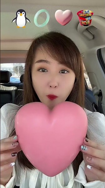 Eat emoticons,eat you bite by bite,the co-pilot eats snacks#food#shortvideo#eatemoticonsliu