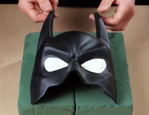 372K views · 669 reactions | Epic batman mask for real fans! | 5-Minute Crafts | Facebook