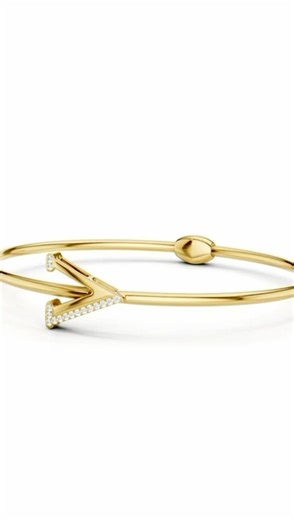 V by VENÈ! A piece that brings shine, and confidence to the wrist. #18kgoldjewelry #diamond #gold #customjewelry #goldjewellery