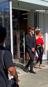 1.1M views · 470 reactions | Apparently, Jennifer Lopez started walking down the streets treating her fans very rudely, even though they only approached her for a photo. | Magnate | Facebook