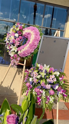 Carmensflowers on Instagram: "For custom funeral arrangements we suggest placing an order 3-5 days in advanced 🌹#559 #flowershop #fresnoflowers #fresnoflorist #bouquets #florist #clovisflorist #sympathyarrangements #funeralflowers #funeralarrangements"