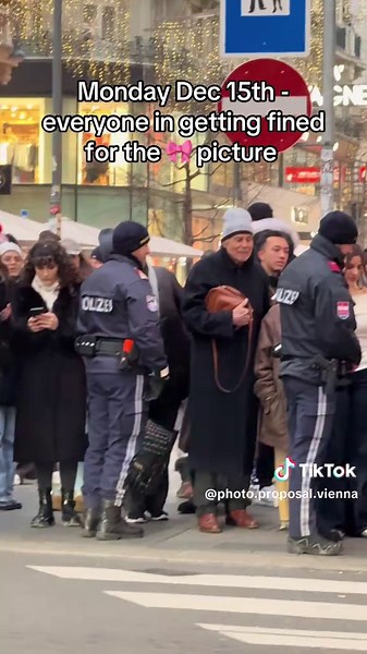 Today everyone is getting fined for the ribbon 🎀 pictures #Vienna #Ribbonvienna #viennaribbon #viennachristmas