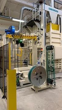 Automatic bale strapping - single box baling press