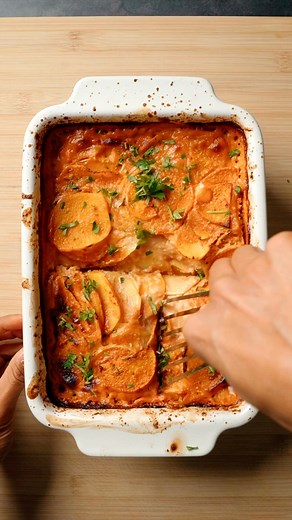 Wer sagt, dass ein Auflauf immer Käse braucht? Dieses Rezept zeigt dir, wie du ein cremiges und geschmackvolles #kürbis #kartoffel Gratin ganz ohne Käse zubereiten kannst. Mit einer köstlichen Cashewsoße als pflanzliche Alternative wird der Auflauf genauso herzhaft und sättigend – perfekt für alle, die eine vegane Variante suchen oder einfach etwas Neues ausprobieren möchten! 🍽️Portionen: 2 | 🔥Schwierigkeitsgrad: 2 📄ZUTATEN 600 g Kartoffeln 300 g Kürbis (z. B. Hokkaido oder Butternut) Cashews