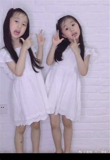 Hello大家好～ This is the very first video that was posted on Douyin. Let’s go all the way back to 2018! #布丁糖糖 #双胞胎姐妹 #抖音爸爸別限我流 #influencers #fanpage