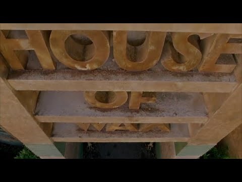 House of Wax (2005) - Waiting for car fix, they visit "Trudy's House of Wax", a wax museum in town