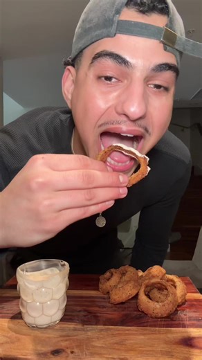 CRISPY ONION RINGS 🧅🔥 Ingredients: 2 onions (½–1 inch rings, membranes removed) ice water ½ cup flour (60g) ¼ cup cornstarch (30g) 1 tsp cajun seasoning salt & pepper 1 egg ¾ cup soda water (180ml) 1–1½ cups Italian breadcrumbs Steps: soak onions in ice water → pat dry mix flour, cornstarch, seasoning, salt & pepper add egg soda water → thick batter dip onions → toss in breadcrumbs (don’t press) fry at 350°F until golden & crunchy that crunch is illegal 😭🔥