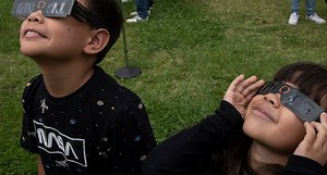 ¿Cómo ver el eclipse solar total de forma segura sin lastimarte los ojos?