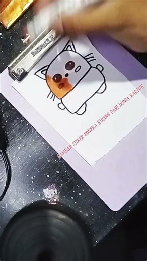 gambar ilustrasi stiker boneka kucing kartun simple