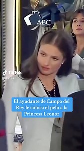 👑 El ayudante de Campo del Rey le coloca el pelo a la Princesa Leonor Seguidnos en nuestras RRSS: Facebook: Familia Real Española Instagram: @realeza_espanola Threads: @realeza_espanola YouTube: Realeza_Española 📲 Comparte #Love #Glamour #FamiliaRealEspañola #Leonor #Sofia #Letizia #FelipeVI #ReinodeEspaña #PrincessLeonor #casareal #reyesdeespaña #Spanishroyalty #RealezaEspañola #España #Europe #Latinamerica #NorthAmerica #MiddleEast #USA | Leonor Y Sofía Princesas Reales