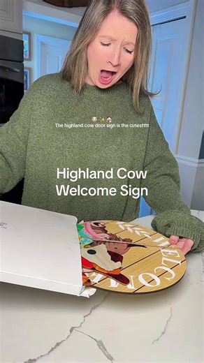 The cutest welcome sign there ever was 🐮✨ #highlandcow #welcomesign #holidaydecorations