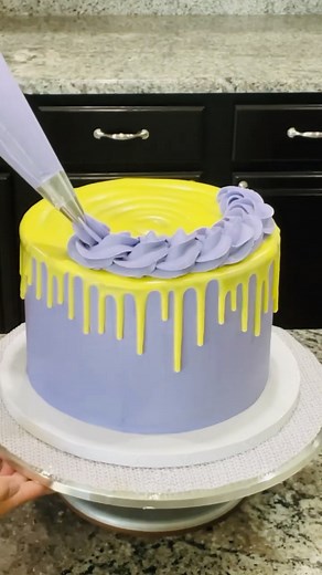 Satisfying Buttercream Rope Border Cake Decorating