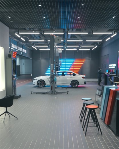 #BMW샵온라인 #M퍼포먼스파츠 #M퍼포먼스게러지 BMW가 한국에 ‘세계 최초‘의 M 퍼포먼스 게러지를 만든 이유는? 오직 M 퍼포먼스 게러지에서만 만나볼 수 있는 M 전문 테크니션과 어드바이저 ✨ 그들이 전하는 M 퍼포먼스 파츠에 대한 이야기를 지금 영상으로 만나보세요. *모델별 옵션 및 제원은 제조사의 사정에 따라 변경될 수 있습니다. *본 영상은 국내 판매 모델과 다를 수 있습니다. 정확한 옵션 및 제원은 BMW 공식 딜러 전시장에 문의 바랍니다. | BMW Korea