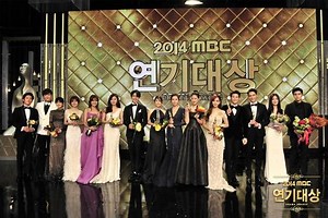 Lee Yoo Ri takes Daesang and more at the '2014 MBC Drama Awards'!