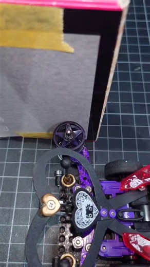ベアリングオイルの過剰注油がNGなのがよく分かる動画ですね👍※これは再三申し上げておりますがYUTORI RACING.製品のうち、ベアリングオイルの推奨滴下量は半滴以下です。また、我々が大容量容器での販売を行わない理由は主に2点ございます。===1.海外発送時の容量制限を考慮し、限られた輸送条件の中でより多くのお客様へ製品をお届けするため2.10mlを超える大容量での提供が一般化することで、過剰使用が常態化し、結果としてコースコンディションの悪化を招き、競技性や公平性の維持が困難になるリスクを懸念しているため===市場には価格のみを重視した大容量製品も存在しますが、我々は短期的な販売効率よりも、長期的な競技環境の健全性とユーザー体験の"質"の向上を重視しております。(※定期的に推奨滴下量を啓発しているのはこの為です😌)今後も持続可能な競技環境作りに邁進してまいりますので何卒何卒…！🙇#YUTORIRACING.