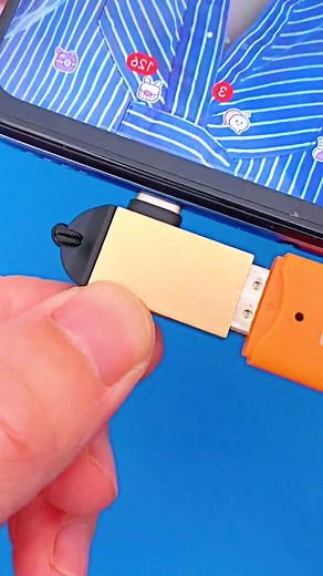 Gold USB Adapter for Smartphones: Easy Data Access
