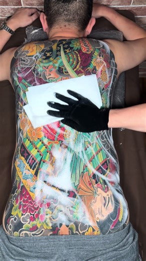 為我弟弟完成了從背部到臀部的武士紋身🙏 Hoàn thiện cho anh zai 🙏 🙏 感謝大家對 Diamond Tattoo Studio 的支持與喜愛。 每個刺青都有故事—想開始你的故事或調整設計嗎？歡迎私訊，我們提供貼心的一對一諮詢。 📩 聯絡與預約： • Instagram：diamond_tattoostudio96 • Line ID：969594ky • 📞 0974049636（ line) • 📍 國中路302！O03 412大里 #DiamondTattooStudio #TattooTaichung #TattooDali #TattooTaiwan #台中刺青