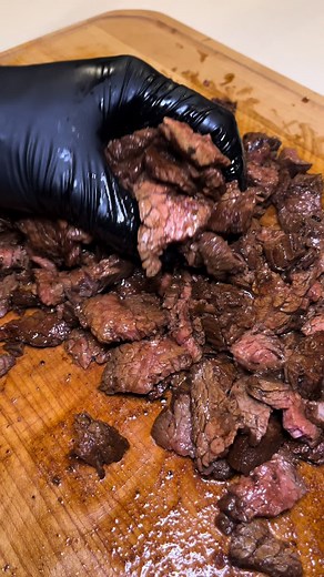 Carne Asada Tacos 🌮 recipe ⬇️ 1 1/2 lbs of flank or skirt steak 1/3 cup chopped cilantro Juice of 2 limes 1/4 cup orange juice 2 tosp soy sauce or coco aminos 1 tosp cumin 1 tosp oregano 1/2 tbsp salt 1 tsp black pepper 2 tbsp brown sugar Mix all ingredients and marinate meat for as long as you can. Cook on medium high heat till it reaches temperature of 135F. Let it rest. Slice against the grain then with the grain into small bite size pieces. #carneasada #carneasadatacos #carneassada #tacotue
