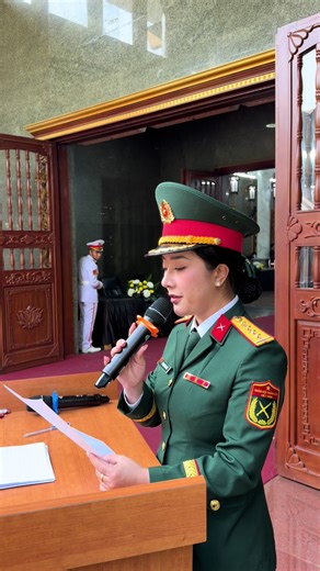 Thực hiện nhiệm vụ trong Lễ tang Đại tướng Lê Văn Dũng. 🇻🇳🇻🇳🇻🇳 Trong niềm tiếc thương vô hạn và tri ân sâu sắc những đóng góp của Đại tướng Lê Văn Dũng đối với sự nghiệp cách mạng của Đảng, của dân tộc và sự phát triển, trưởng thành của Quân đội, Đại tướng Nguyễn Trọng Nghĩa, Ủy viên Bộ Chính trị, Bí thư Trung ương Đảng, Ủy viên Thường vụ Quân ủy Trung ương, Chủ nhiệm Tổng cục Chính trị xúc động ghi sổ tang: “Quân ủy Trung ương, Bộ Quốc phòng, Tổng cục Chính trị QĐND Việt Nam vô cùng thươn