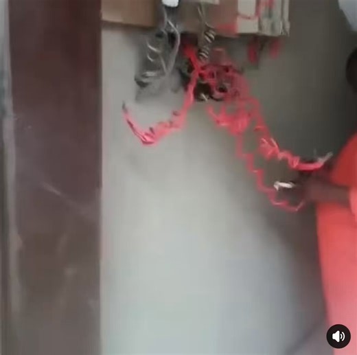 I remember when Nepa officials went to this man’s house to disconnect their light, but got stranded there cos they didn’t meet light, they had to call their headquarters to give them light so that they can disconnect their light 😭💔🫵🏽