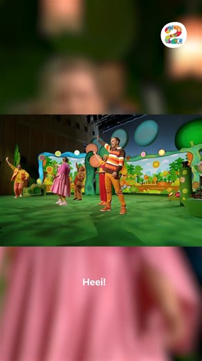 HUOMENNA UUSI LASTENKONSERTTI!🧸🎶 Pikku Kakkosen suosittu lastenkonserttisarja täydentyy huomenna, kun Nalle ja Leikki-Heikki seikkailevat syksyisessä satumetsässä ja tapaavat siellä metsän asukkaita. Satumetsässä asustaa pöllöjä ja kettuja, eläkeläissiili, kaupunkilaishiiri, jazzia rakastava myyrä sekä keijuja ja tonttuja. Mukana ovat tietenkin myös Pikku Kakkosen juontajat Iina, Susanna, Tuomo ja Jaakko.🐭🧚‍♀️ Syksyinen metsä valmistautuu talveen, johon on matkaa vain hiutaleen verran. Hyppä